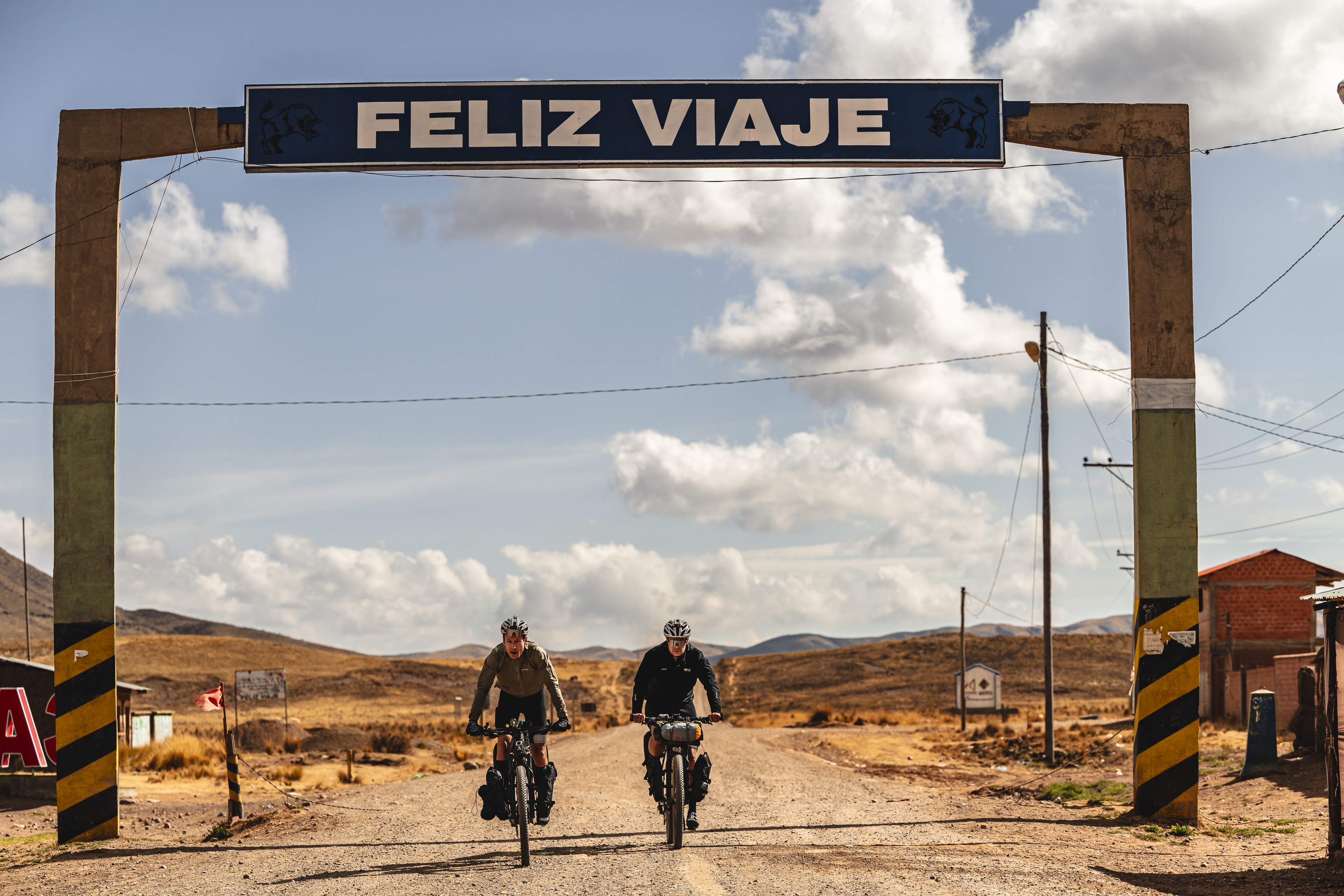 Axel Carion et Grégory Girard à vélo en Bolivie